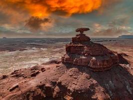 la piedra de equilibrio llamada mexican hat rock en utah. sombrero mexicano foto