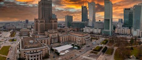 vista aérea del palacio de la cultura y la ciencia y los rascacielos comerciales del centro de varsovia foto