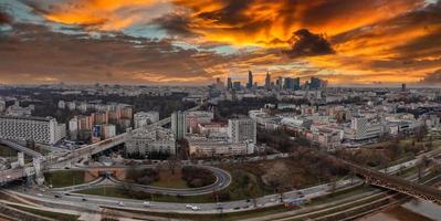 vista aérea panorámica de los modernos rascacielos y centro de negocios en varsovia. foto