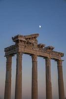 templo de apolo bajo un cielo azul claro al atardecer en el costado, turquía foto