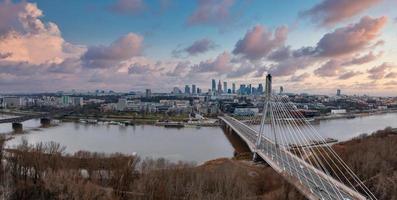 panorama aéreo de varsovia, polonia con puente swietokrzyski foto