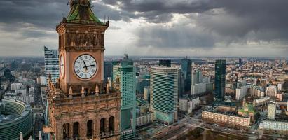 vista aérea del palacio de la cultura y la ciencia y los rascacielos comerciales del centro de varsovia foto