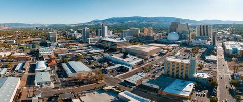 vista aérea panorámica del paisaje urbano de la ciudad de reno en nevada. foto