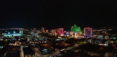 vista aérea del horizonte de reno nevada usa por la noche. foto