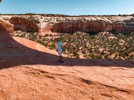 joven de pie en el parque nacional arches en arizona, estados unidos. foto