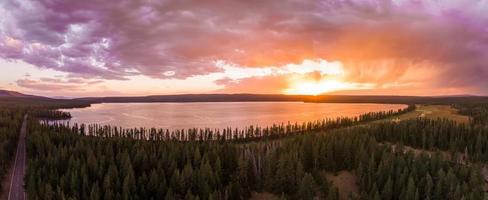 hermosa vista nocturna del parque nacional de yellowstone foto