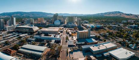 vista aérea panorámica del paisaje urbano de la ciudad de reno en nevada. foto