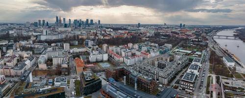 vista aérea panorámica de los modernos rascacielos y centro de negocios en varsovia. foto