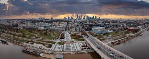 vista aérea panorámica de los modernos rascacielos y centro de negocios en varsovia. foto