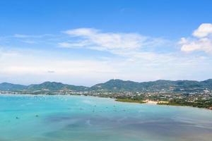 ver el cielo del mar y la ciudad turística de phuket, tailandia foto