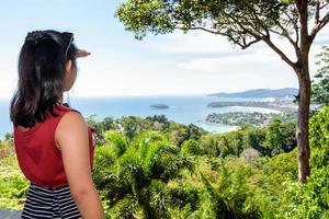 mujer turista en alta vista panorámica foto