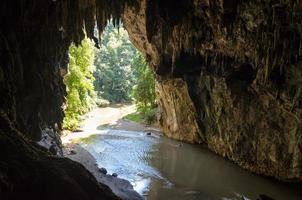 entrada a la cueva de tham lod con estalactitas y estalagmitas foto