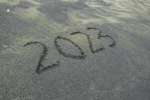 2023 escribiendo en la playa foto