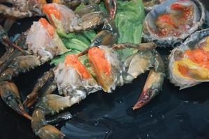 plato de mariscos tailandeses, huevos de cangrejo frescos crudos en escabeche foto