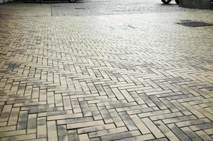 pavimento moderno pavimentado con piedra rectangular, en la ciudad. foto