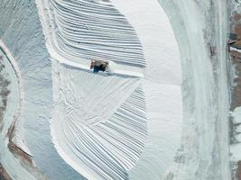 salt lake city, paisaje de utah con fábrica de minería de sal del desierto foto