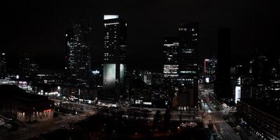 vista aérea nocturna del centro de la ciudad de varsovia, polonia. foto