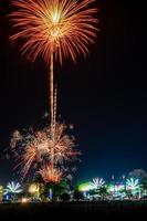 celebración de fuegos artificiales en la noche en el templo foto