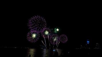 fuegos artificiales sobre el mar por la noche foto