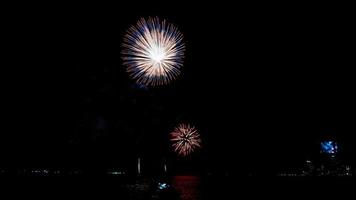 fuegos artificiales sobre el mar por la noche foto