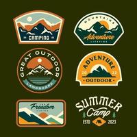 coloridas insignias de aventura en la montaña. conjunto de parches de logotipo de campamento de verano de montañas al aire libre vintage. diseños de emblemas vectoriales. genial para camisas, sellos, logos de pegatinas y etiquetas. vector