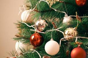 árbol de navidad decorado con fondo borroso, brillante y de hadas foto