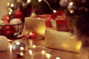adornos navideños y objetos en rojo y dorado para el diseño de plantillas simuladas.vista desde arriba foto