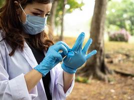 mujer mujer dama científico enfermera doctor vestir máscara guante azul investigación prueba biología médico salud cuidado hoja ambiente químico contaminación verde natural corona virus enfermedad química foto