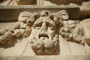 relieve de máscara antigua en la ciudad antigua de aphrodisias en aydin, turkiye foto