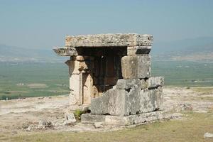 tumba en la ciudad antigua de hierápolis, pamukkale, denizli, turkiye foto