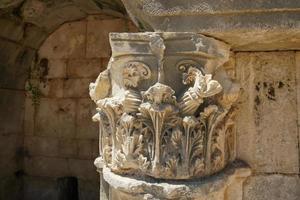 cabeza de columna en el teatro de la antigua ciudad de perge en antalya, turkiye foto