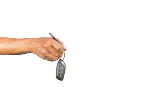 El vendedor de automóviles o la mano del distribuidor entregan la llave digital del automóvil al cliente o al comprador el día de la entrega aislado en el fondo blanco foto