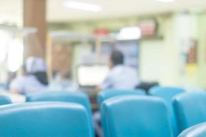 foto borrosa de enfermero y enfermero, personal o trabajadores del hospital esperando atender a los pacientes en el mostrador del hospital con una hoja protectora contra el covid 19