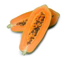 Dos mitades de papaya dulce fresca en pila aislado sobre fondo blanco con trazado de recorte foto