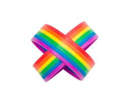 dos coloridas pulseras de arco iris en signo de multiplicación, símbolo de personas lgbtq aisladas en fondo blanco con camino de recorte. concepto de uso de pulseras lgbtq para apoyar y asistir al evento de celebración foto