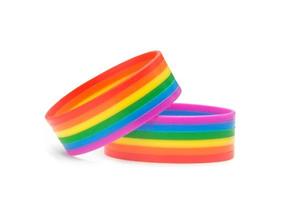 dos coloridas pulseras de arco iris, el símbolo de personas lgbtq están aisladas en fondo blanco con un camino de recorte. concepto de uso de pulseras lgbtq para apoyar y asistir al evento de celebración de la comunidad lgbtq foto