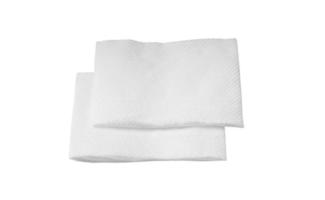 dos piezas plegadas de papel tisú blanco o servilleta apiladas aisladas en fondo blanco con trayectoria recortada foto