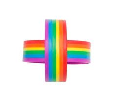 dos pulseras coloridas del arco iris en signo más, símbolo de personas lgbtq foto