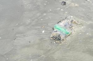 Basura contaminada tirada en una playa sucia en el sur de Tailandia foto