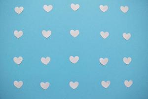 corazones blancos sobre un fondo azul. patrón de corazones de san valentín. tarjeta del día de san valentín con corazones blancos foto