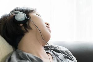 joven mujer asiática de pelo corto escuchando música foto