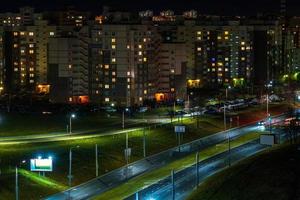 panorama nocturno de luz en las ventanas de un edificio de varios pisos. la vida en una gran ciudad foto