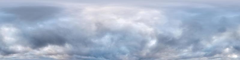 cielo nublado con nubes nocturnas como panorama hdri 360 transparente con cenit en proyección equirectangular esférica para reemplazo de cúpula de cielo en gráficos 3d o desarrollo de juegos y edición de tomas de drones foto