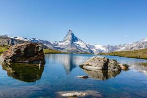 Matterhorn detrás de un hermoso lago foto