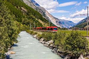 tren de montaña suizo cruzó los alpes, ferrocarril en las montañas foto