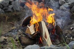 primer plano de leña y fuego de madera. foto