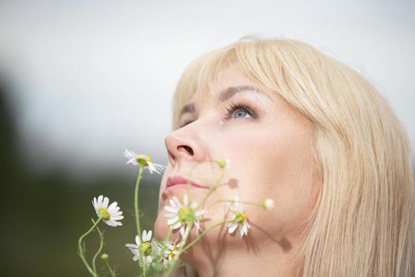 Beauty Woman Small White Flowers Hair Stock Photo 81964147