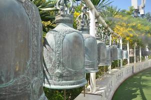 larga hilera de campanas en el templo del monte dorado. importantes atracciones turísticas en tailandia son populares entre los extranjeros. foto