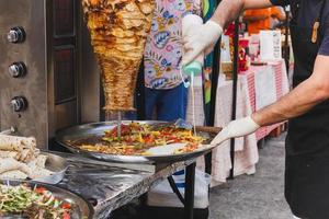 comida tradicional turca doner kebab en un vendedor ambulante. foto