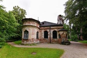 munich, alemania - 7 de julio de 2021 - magdalenenklause una ermita construida como ruina en el parque del palacio de nymphenburg en munich en alemania foto